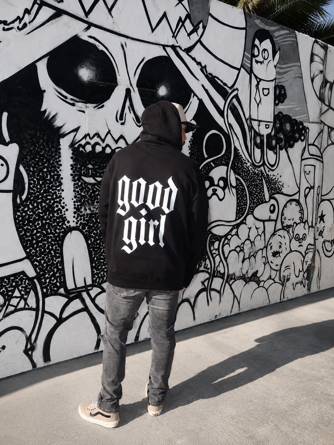 Oversized hoodie hand-necklace